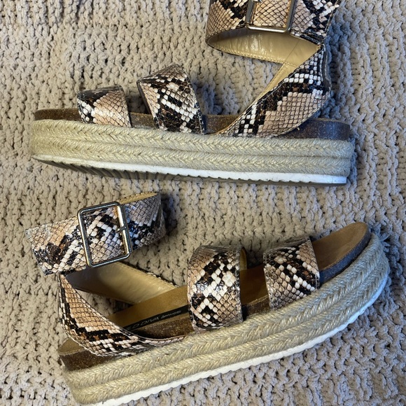 New with box snake print platforms with strap - Picture 1 of 3